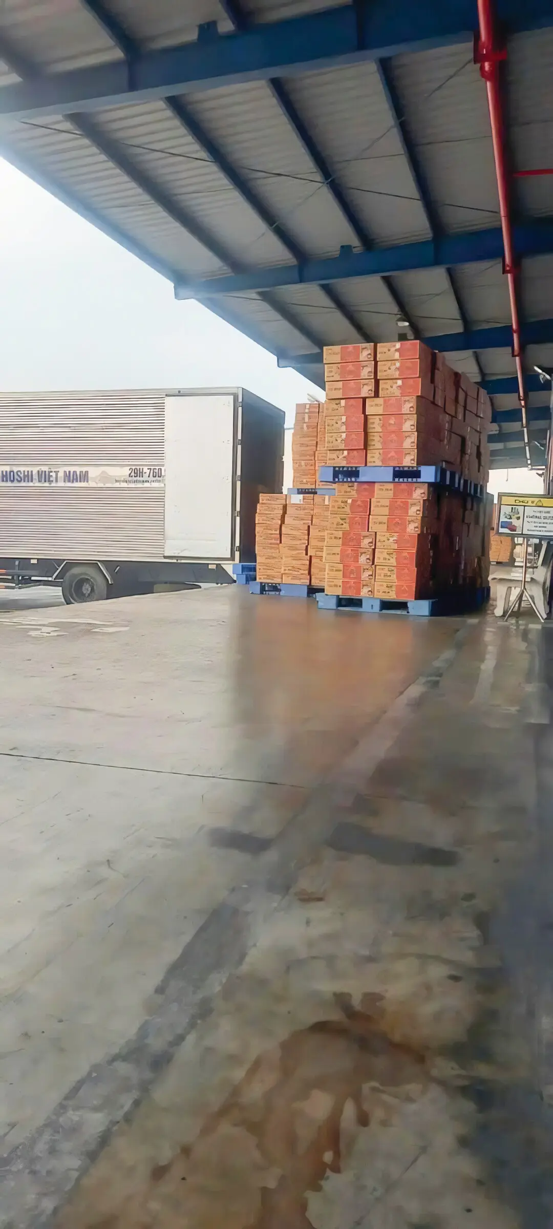 Xe tải và các pallet hàng hoá tại kho