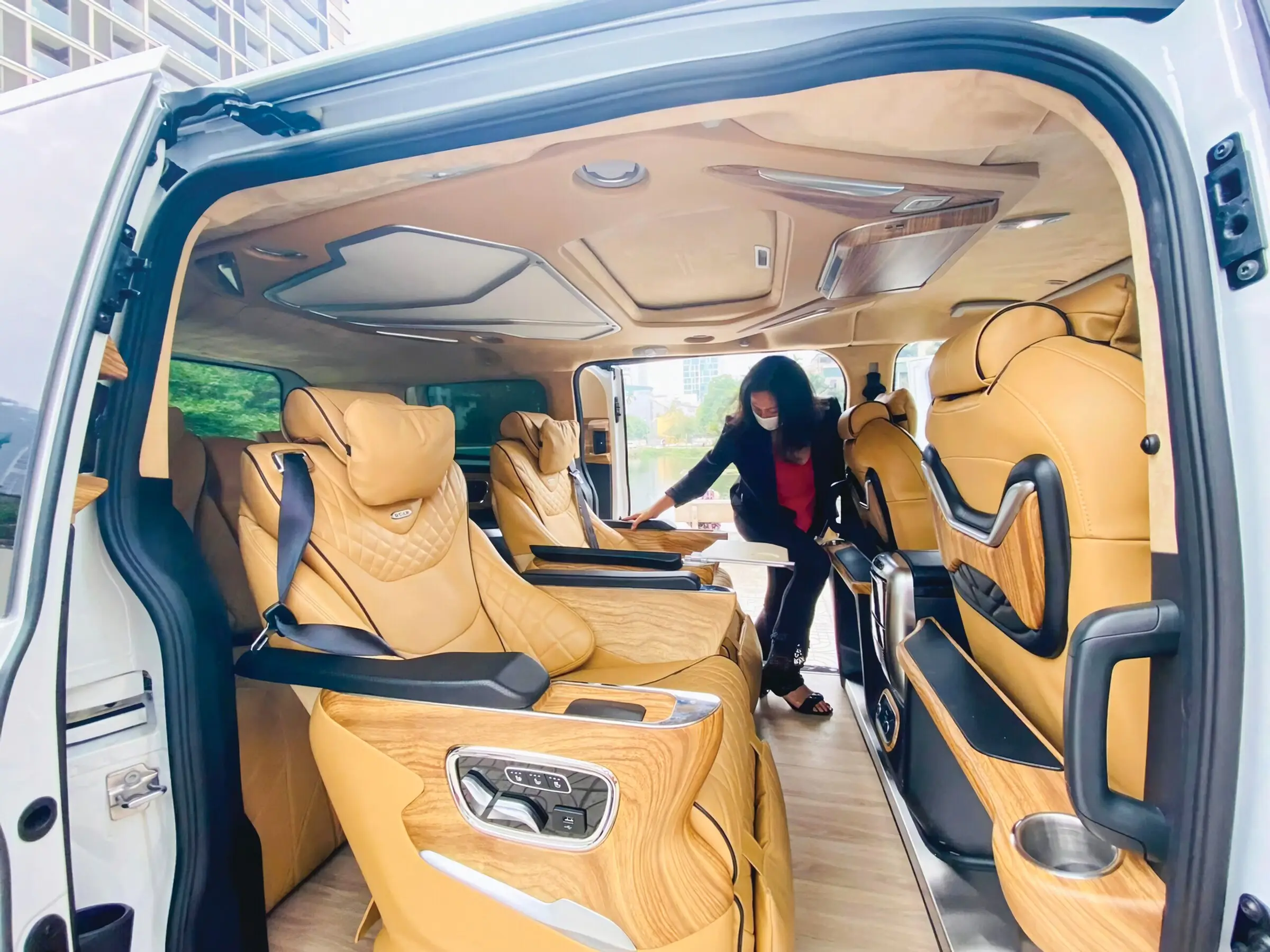Nội thất xe limousine với ghế da màu vàng bò