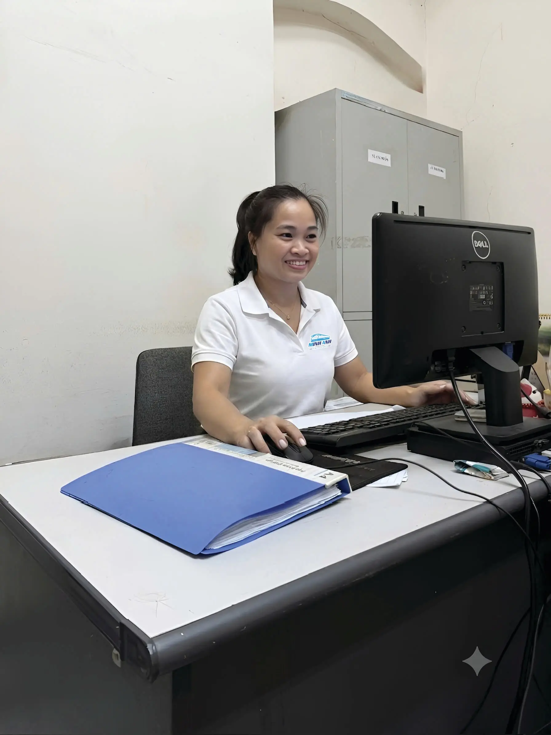 Nhân viên điều hành làm việc bên máy tính